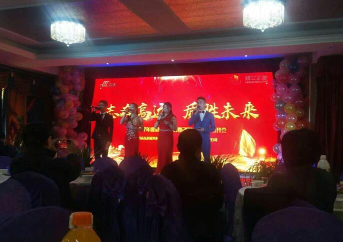 別雞年，盈盈碩果華融景；迎狗年，麗麗宏圖祖國春